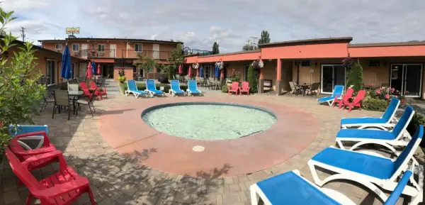 Sahara Courtyard Inn Osoyoos 7